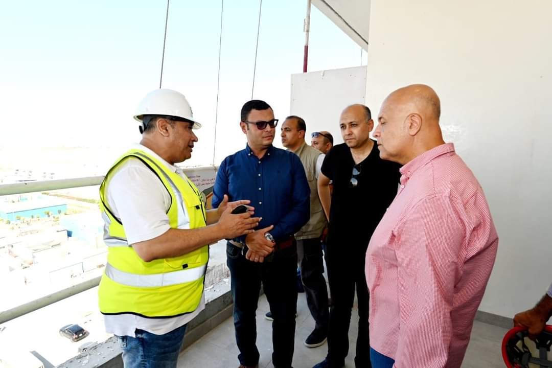 وزير الإسكان يتفقد الموقف التنفيذى لمشروع أبراج الداون تاون بالعلمين الجديدة 