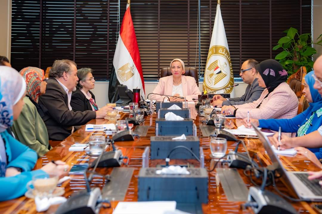 وزيرة البيئة : إجراءات استباقية وغرف عمليات بالمحافظات .. لمواجهة السحابة السوداء 