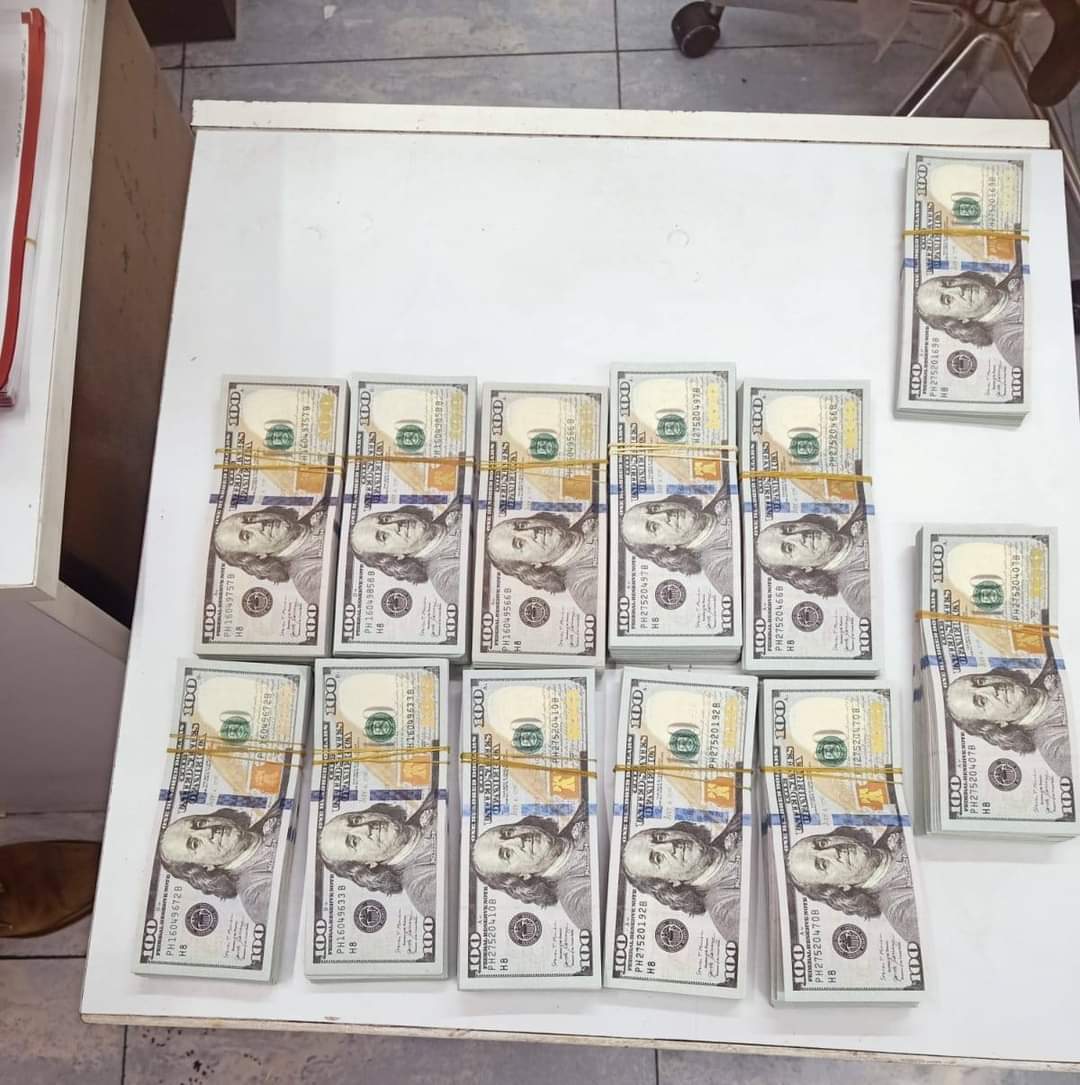 جمارك مطار شرم الشيخ تضبط 115 ألف دولار مزورة