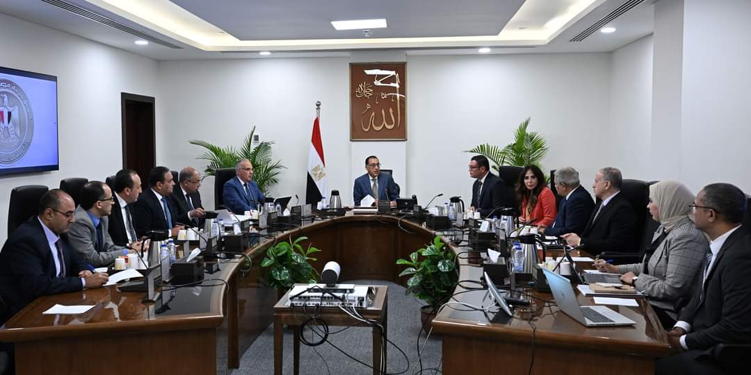 رئيس الوزراء يتابع الجهود الخاصة بتطهير مصرف "المحيط" بالمنيا
