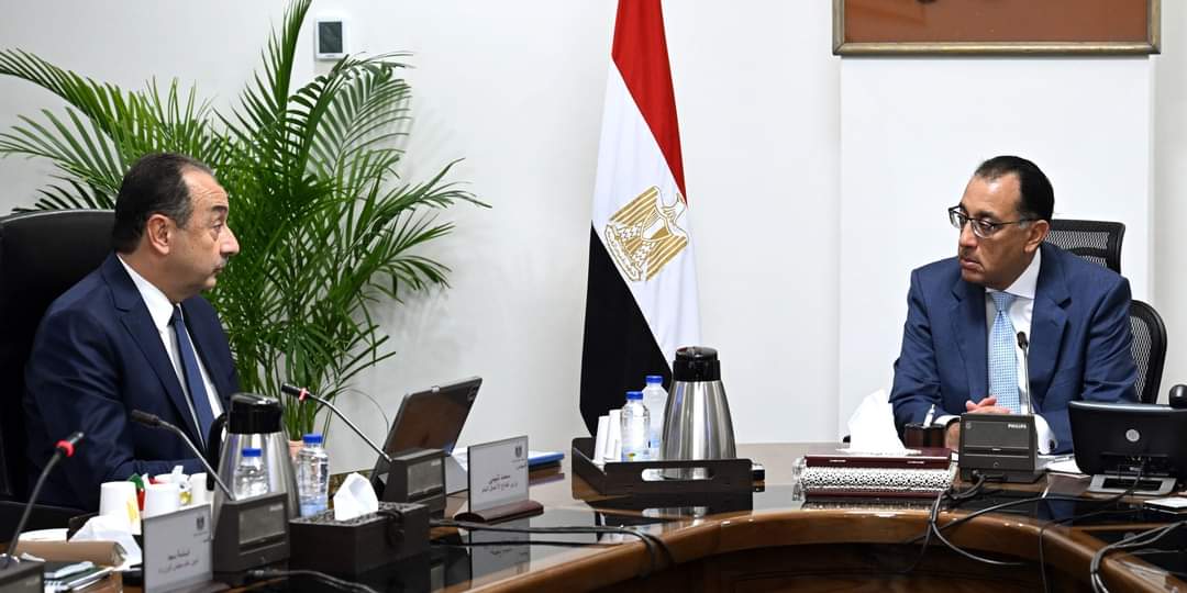 رئيس الوزراء يتابع مع وزير قطاع الأعمال موقف تطوير المشروعات الصناعية للغزل والنسيج والألومنيوم والسيارات