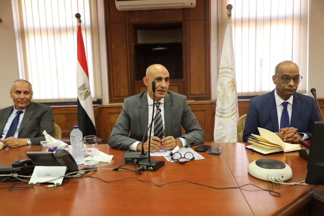 وزيرالتعليم يبحث مع قيادات الوزارة ومستشارى المواد الدراسية سبل تحسين وتطوير منظومة 