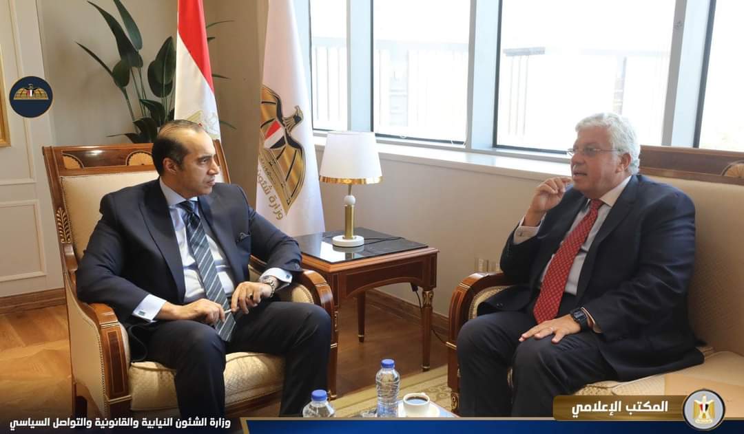وزير الشئون النيابية والقانونية يسلم وزير التعليم العالى نسخة من توصيات الحوار الوطنى