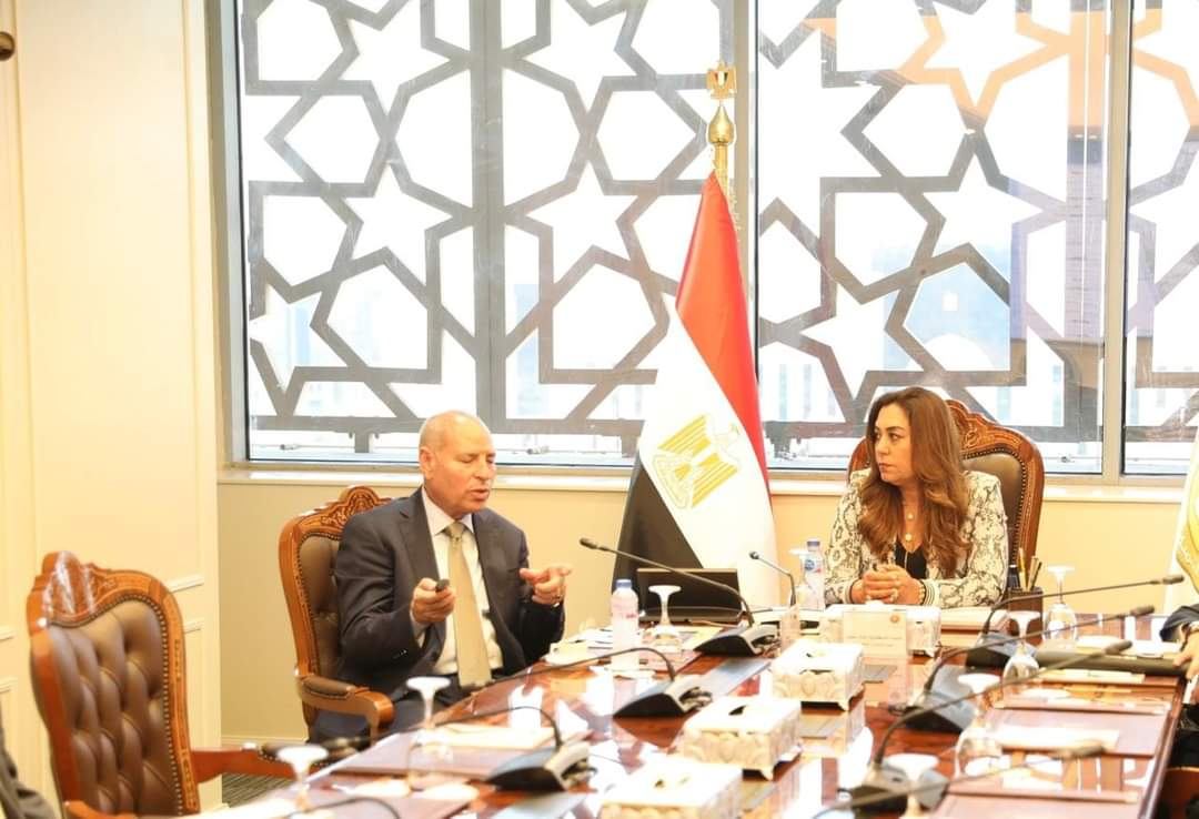 وزيرة التنمية المحلية تتابع مع محافظ القاهرة تنفيذ المشروعات و الملفات الخدمية