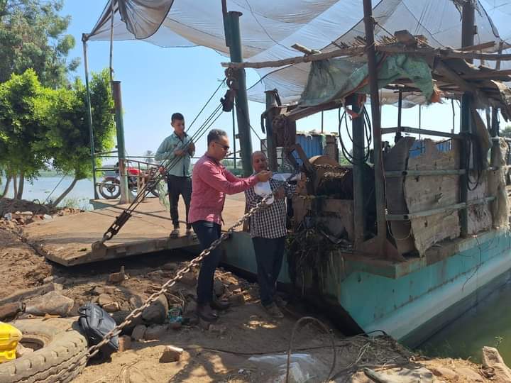 غلق وتشميع معدية بقرية البريجات بكوم حمادة لعدم تجديد التراخيص 
