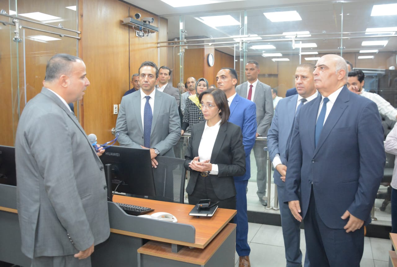 محافظ البحيرة تستهل عملها بعقد إجتماع بمديرى العموم والإدارات ورؤساء الأقسام  بالديوان العام