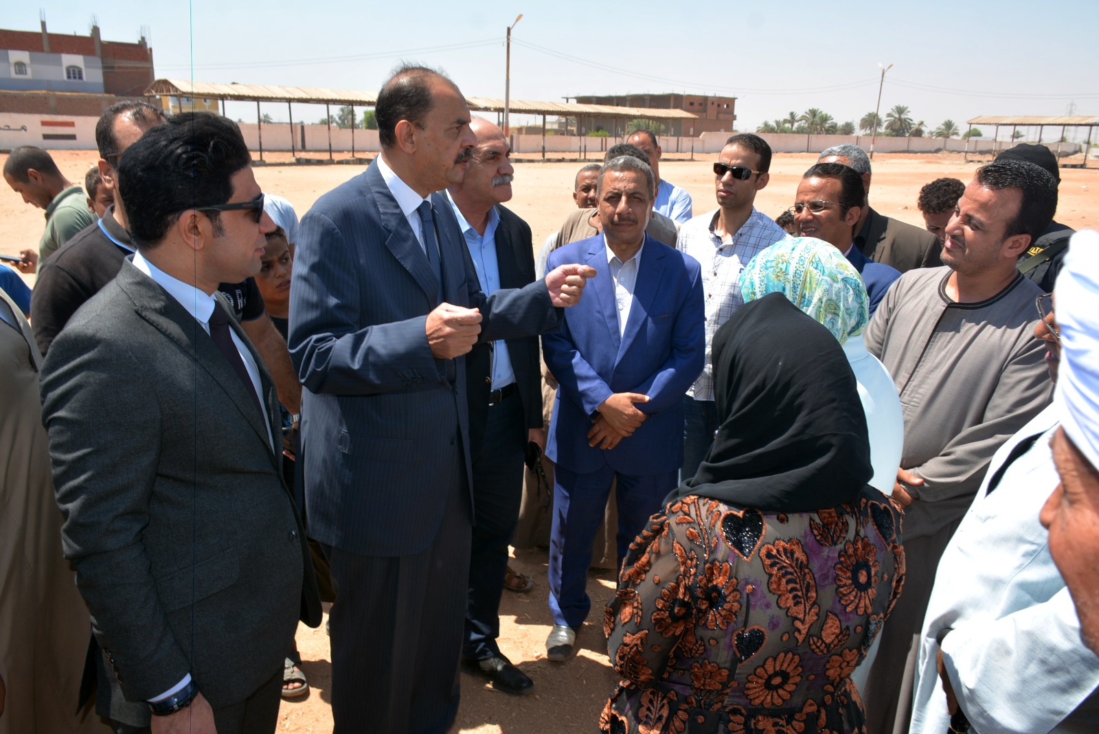 إقالة رئيس مركز ومدينة المنشأة بسوهاج لتردى مستوى النظافة والطرق