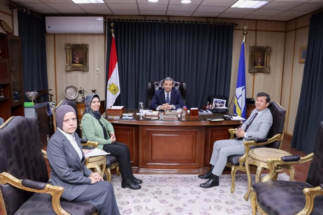 محافظ دمياط يلتقى مدير  التنظيم والإدارة 