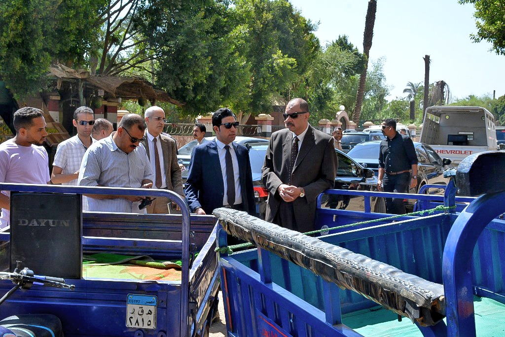 محافظ سوهاج لرؤساء المدن : راجعوا تراخيص المحال.. وارفعوا الإشغالات