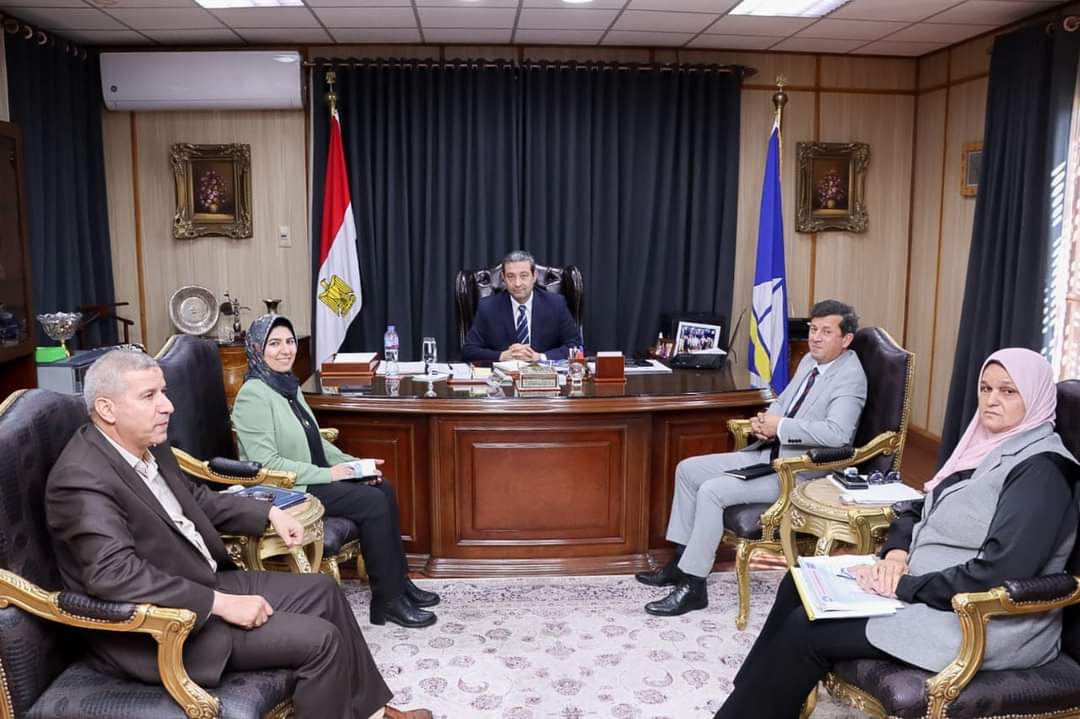 محافظ دمياط يطمئن على خطة صيانة المدارس 