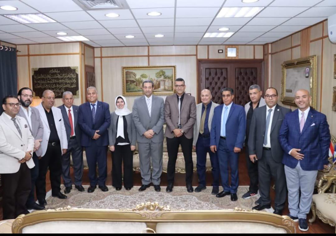محافظ دمياط يبحث مع وفد نقابة الأطباء تعزيز التعاون لدعم القطاع الصحى
