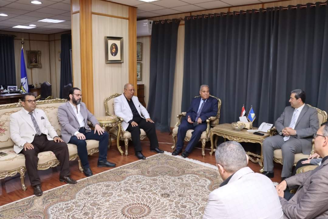 محافظ دمياط يبحث مع عميد كلية طب سبل دعم المنظومة الطبية