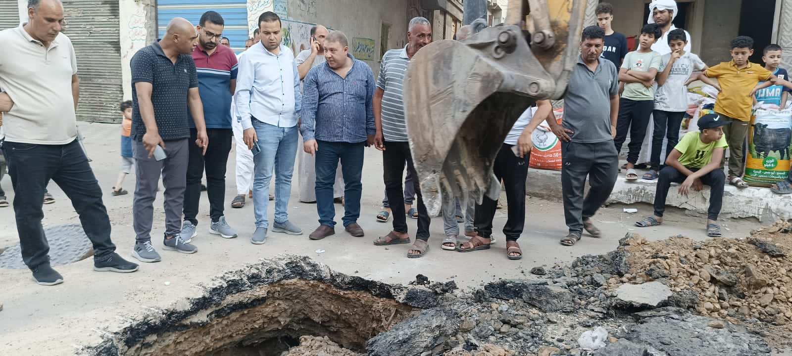 هبوط أرضى بسيط بأحد شوارع حوش عيسى 