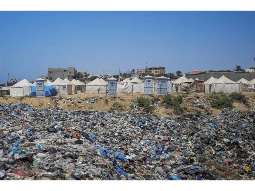 الأونروا: أطنان النفايات .. تحاصر خيام النازحين وسط قطاع غزة