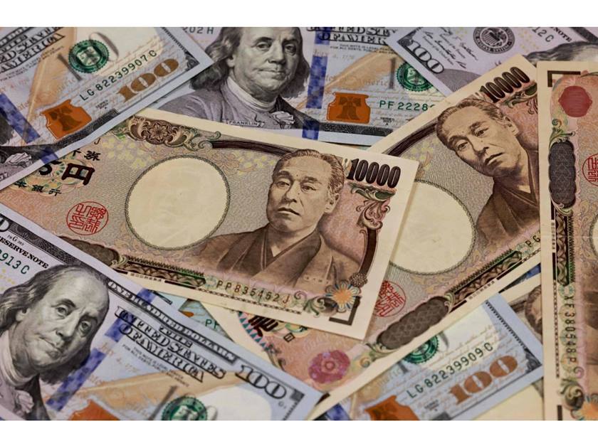 الدولار يتراجع إلى أدنى مستوياته منذ أكثر من شهرين .. أمام الين الياباني