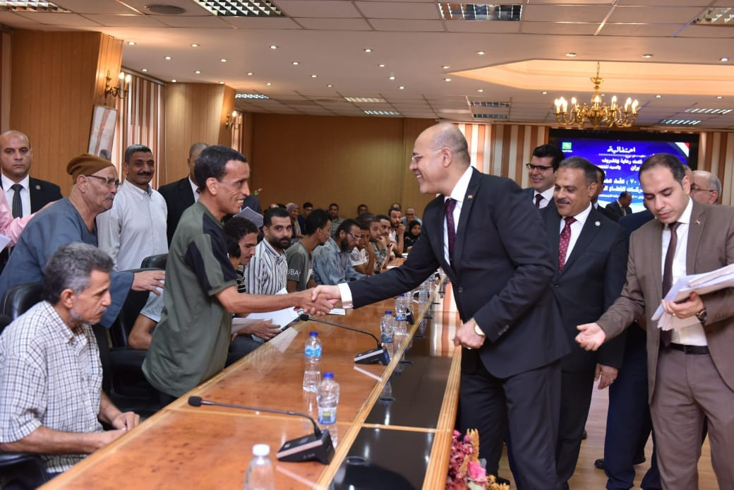 وزير العمل ومحافظ الشرقية .. يسلمان عقود عمل لذوي الهمم - الخبر لايف