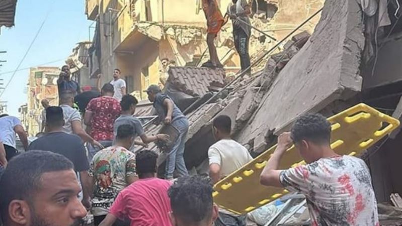 استخراج أول جثة من تحت أنقاض منزل الساحل المنهار