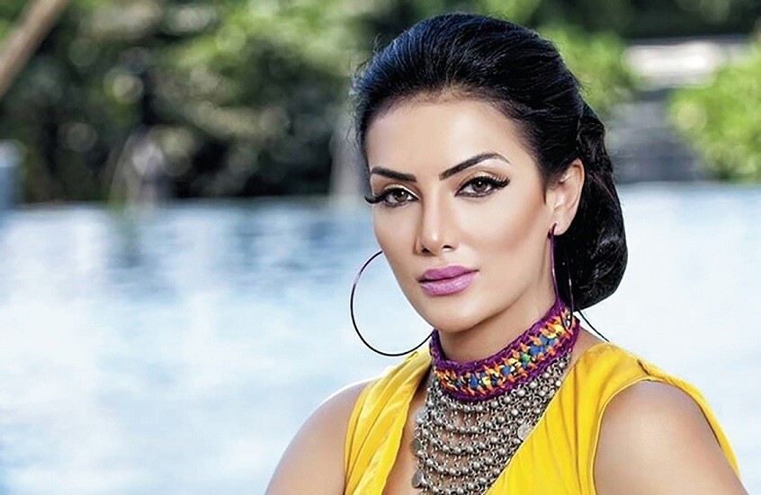 بأنف صناعى فى لندن.. حورية فرغلى تستعيد جمالها