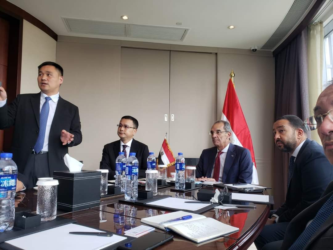وزير الاتصالات يبحث مع عدد من الشركات الصينية المتخصصة في مجالات تصنيع الهواتف المحمولة وكابلات الألياف الضوئية خططها للتوسع فى مصر