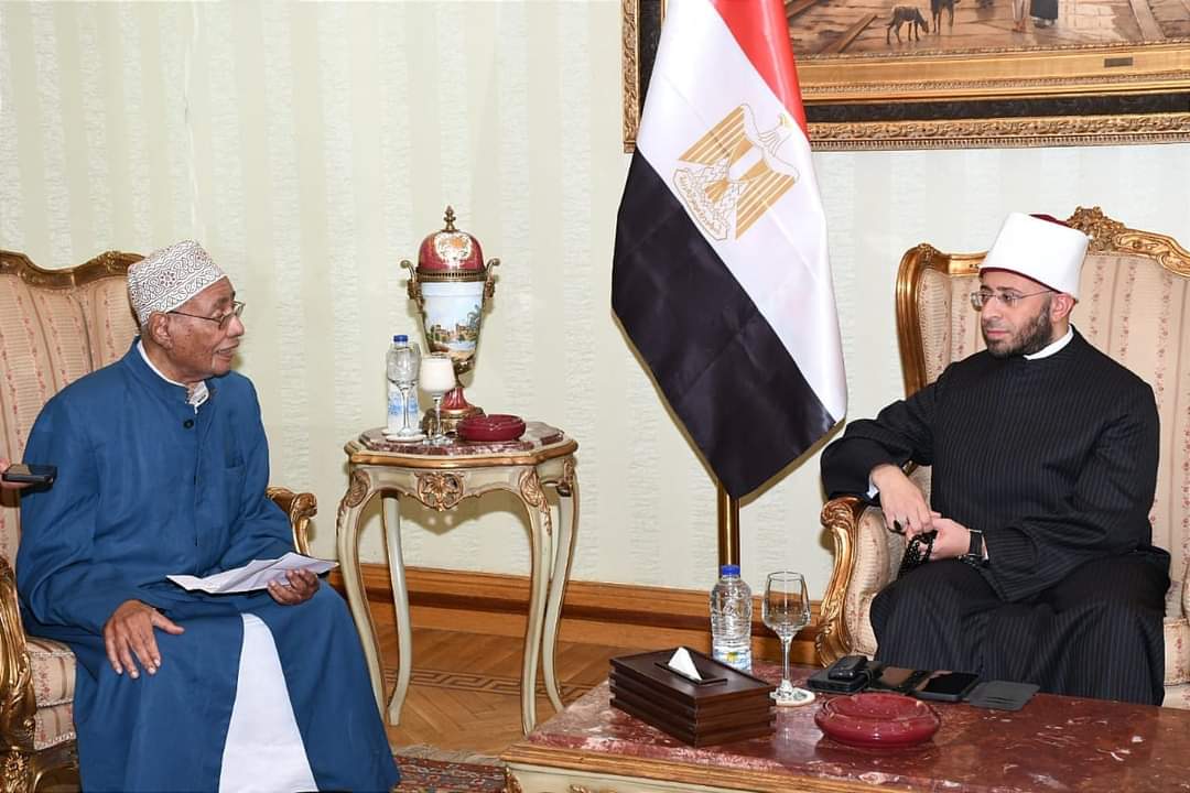 وزير الأوقاف يستقبل وفدا من كبار علماء كينيا والصومال 