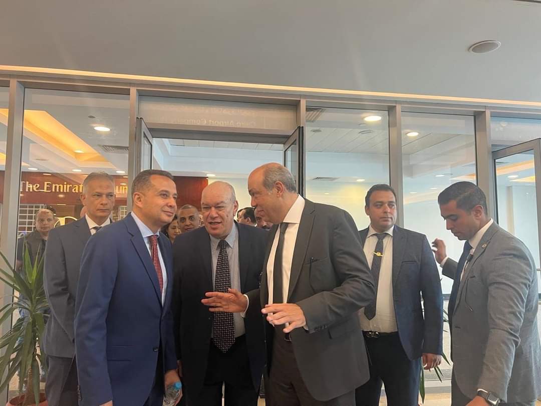 وزير الطيران يطمئن على تيسير إجراءات السفر والوصول وتعزيز انسيابية التشغيل بمختلف مواقع العمل