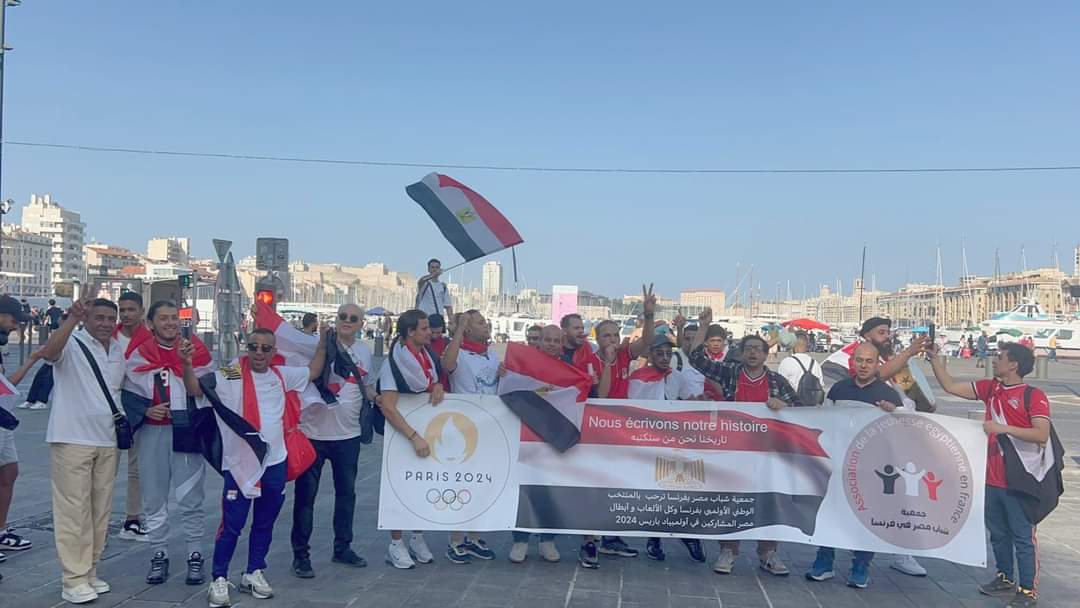الجالية المصرية فى فرنسا تشجع المنتخب أمام باراجواى