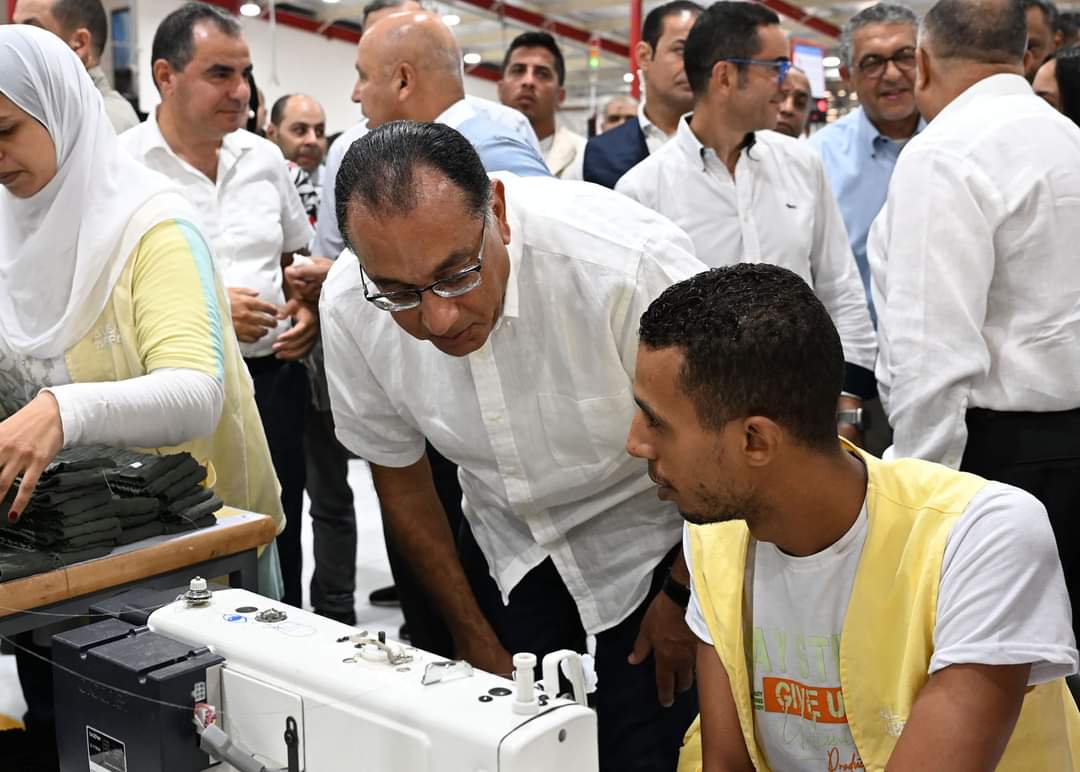 رئيس الوزراء يتفقد مصنع "أليكس اباريلز" للملابس الجاهزة