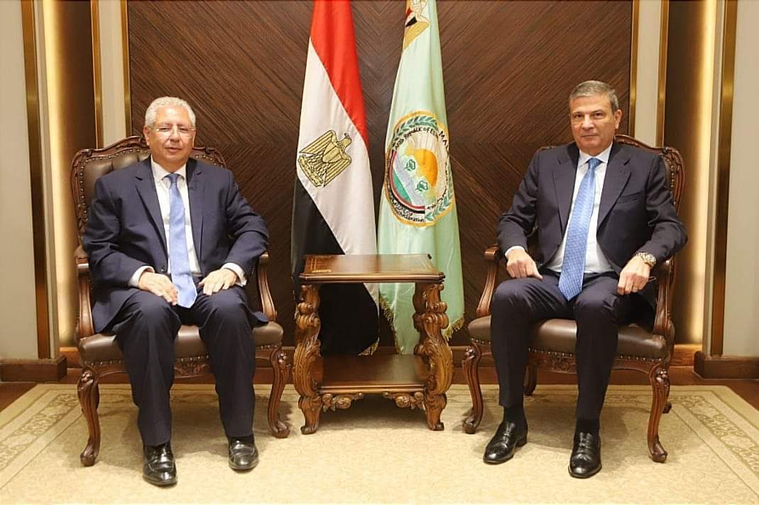 وزير الزراعة يبحث مع السفير المصرى بالكويت سبل التعاون بين البلدين الشقيقين