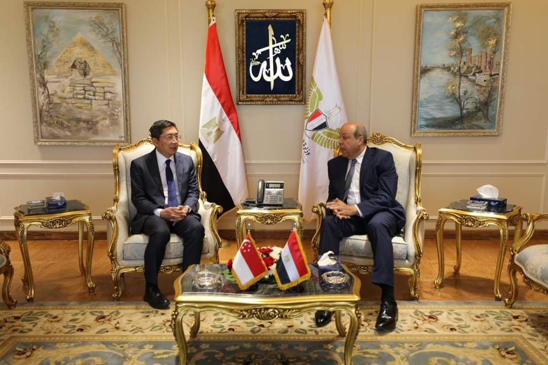 وزير الطيران المدني يبحث مع السفير السنغافورى تعزيز آفاق التعاون المشترك
