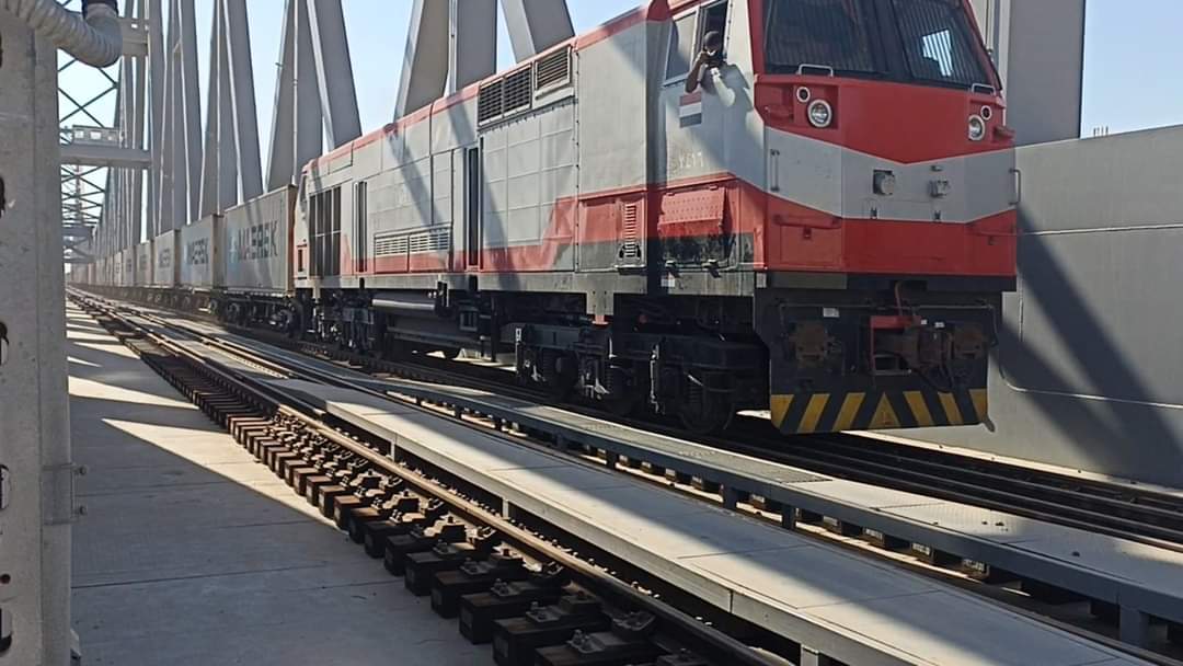 عبور أول قطار لنقل حاويات الترانزيت من ميناء الدخيلة إلى ميناء شرق بورسعيد