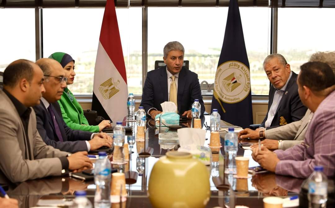 وزير الآثار يبحث مع وفد التحالف الدولي للمصريين بالخارج الترويج للمقصد السياحى المصرى 