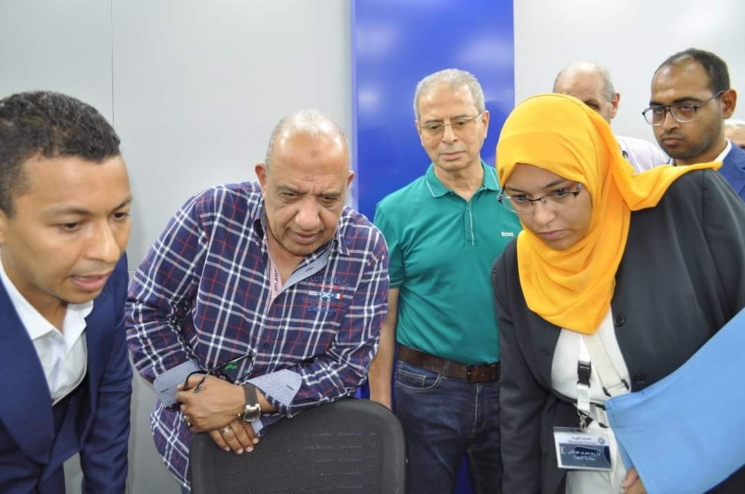 وزير الكهرباء يفتتح مركز خدمة العملاء بأسوان - الخبر لايف