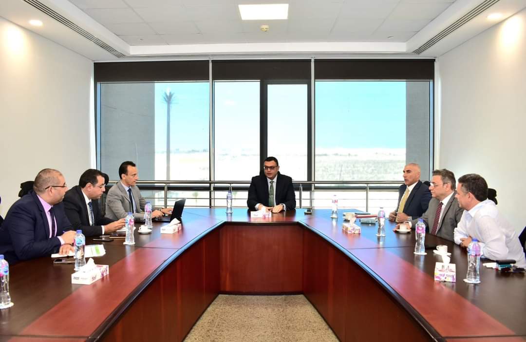 وزير الإسكان يستعرض خطط تسويق المشروعات السكنية بالمدن الجديدة