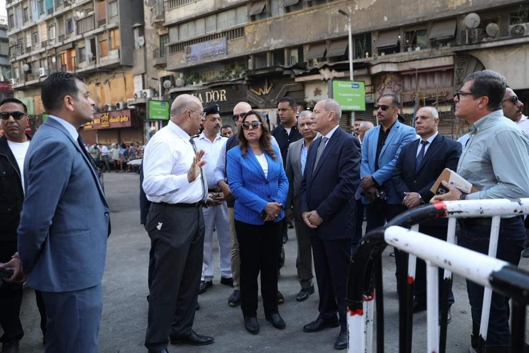 وزيرة التنمية المحلية ومحافظ القاهرة يتفقدان أعمال إزالة حريق عقارى الموسكى