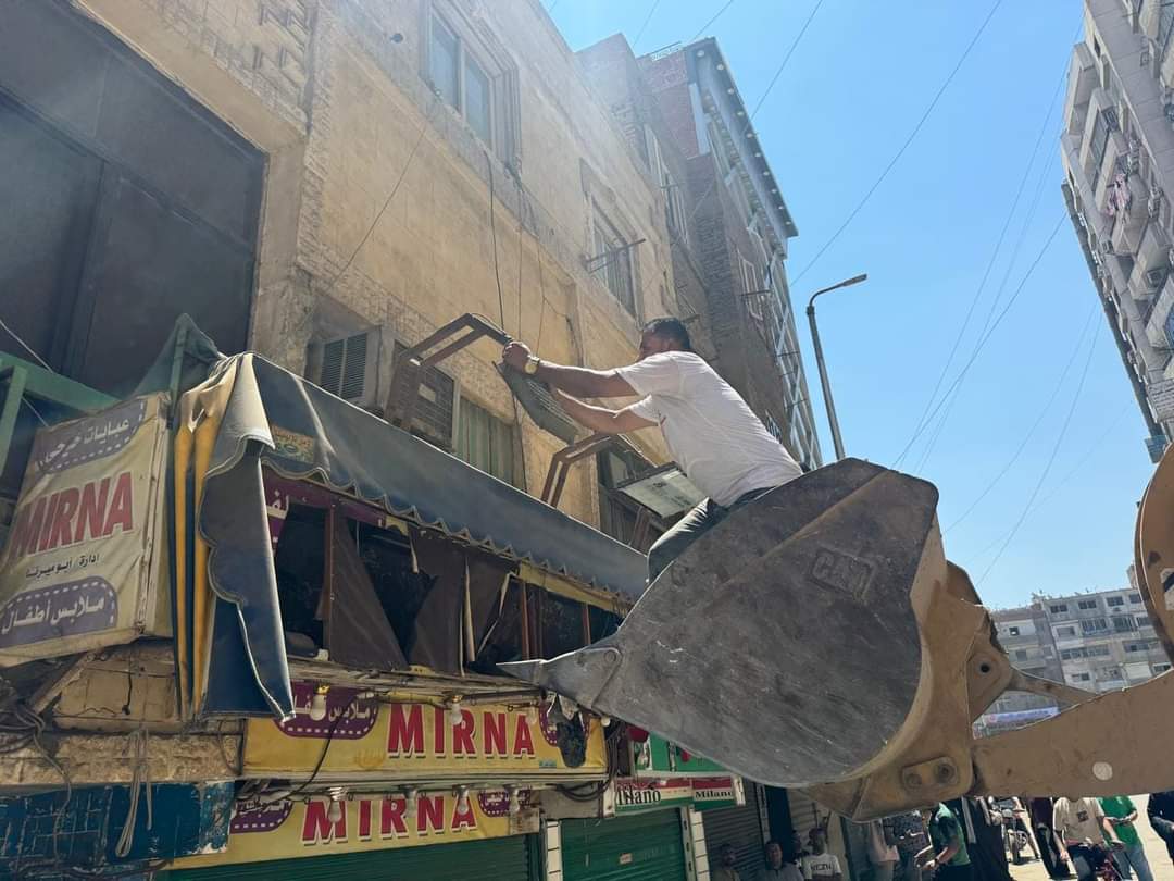 الجيزة تزيل تعديات وإشغالات المحال التجارية والباعة الجائلين بالطوابق والمنشية