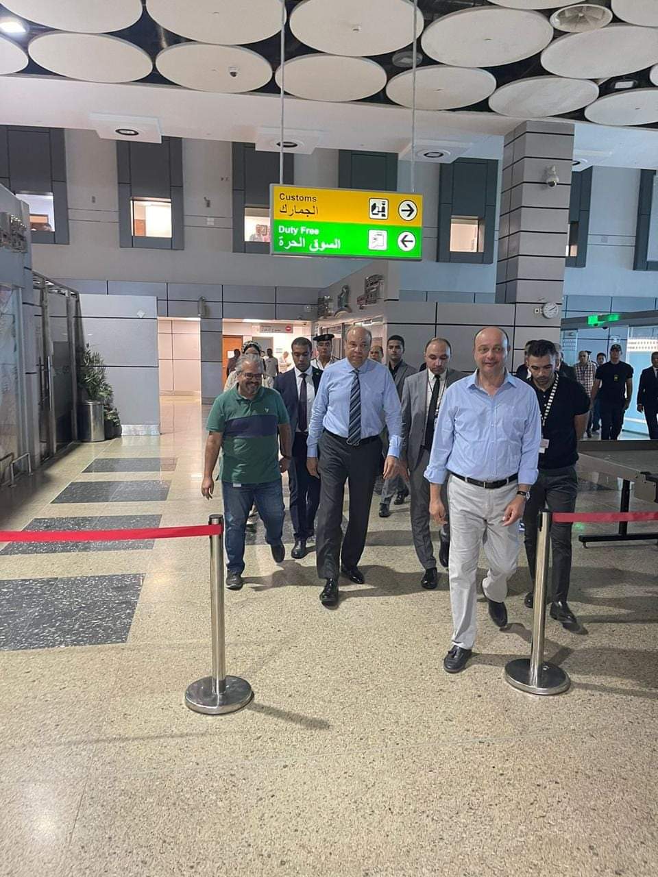 وزير الطيران  يفاجئ مطار سفنكس الدولى