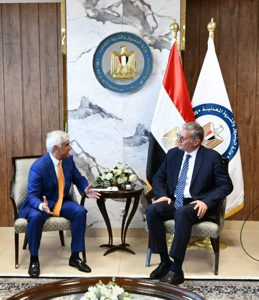 بدوى بحث مستجدات التعاون بين قطاع البترول وشركة ابيك فى  صناعة المواسير الكاربون استيل