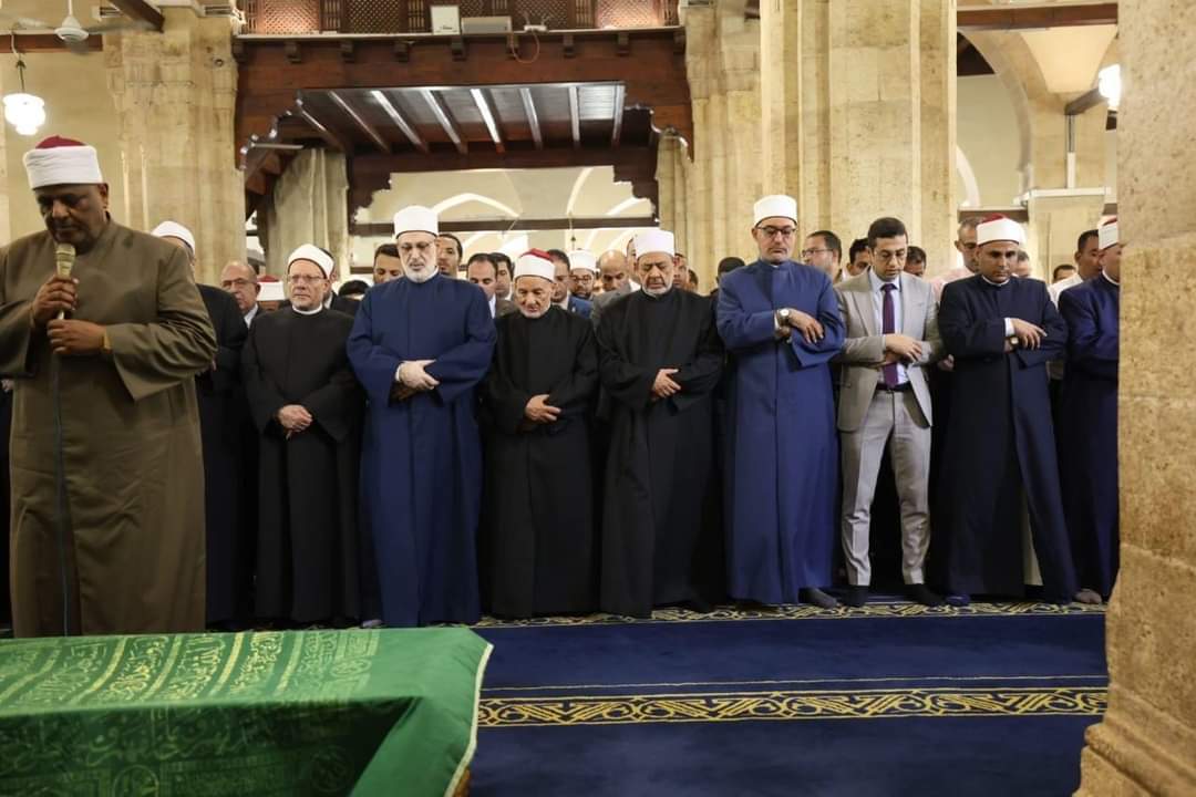 الإمام الأكبر يؤدى صلاة الجنازة على حرم الدكتور حسن الشافعي