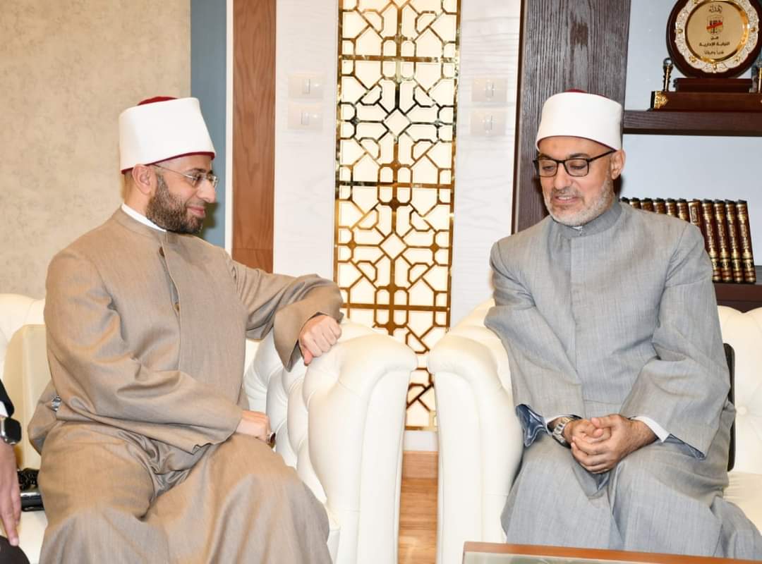 وزير الأوقاف.. خلال تهنئته المفتى : شيخ الأزهر الشريف أستاذنا ورمزنا جميعًا أمام العالم .. ويدنا في يد فضيلته