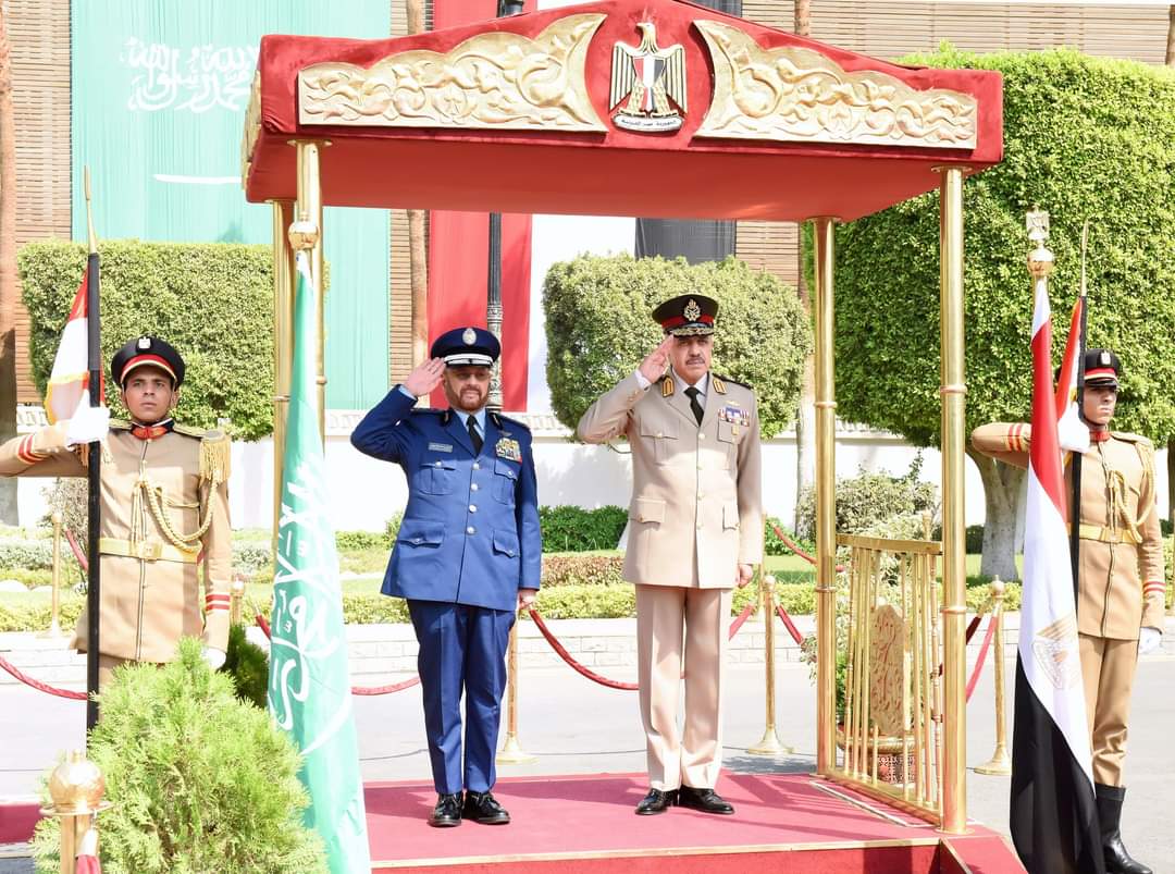 رئيس أركان حرب القوات المسلحة يلتقى بالفريق أول ركن فياض بن حامد الرويلى
