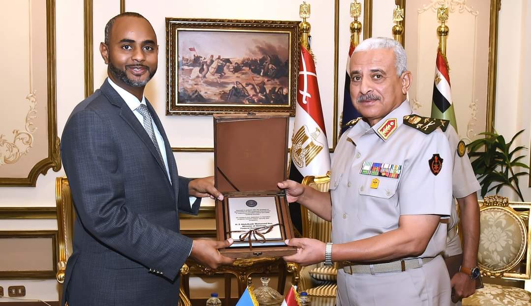 القائد العام للقوات المسلحة يلتقى وزير الدفاع الصومالى