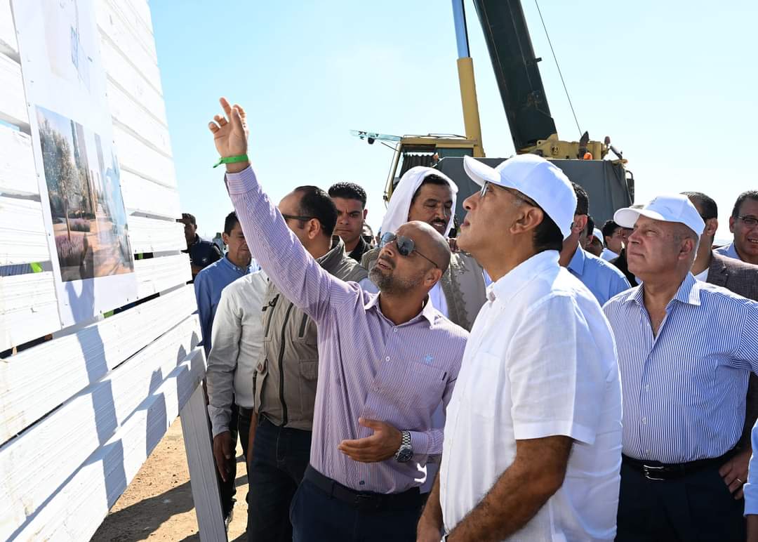 رئيس الوزراء.. للشيوخ والعواقل : مشروع "مدينة رأس الحكمة الجديدة" سيكون "مصدر الخير" لكل أهالي المنطقة