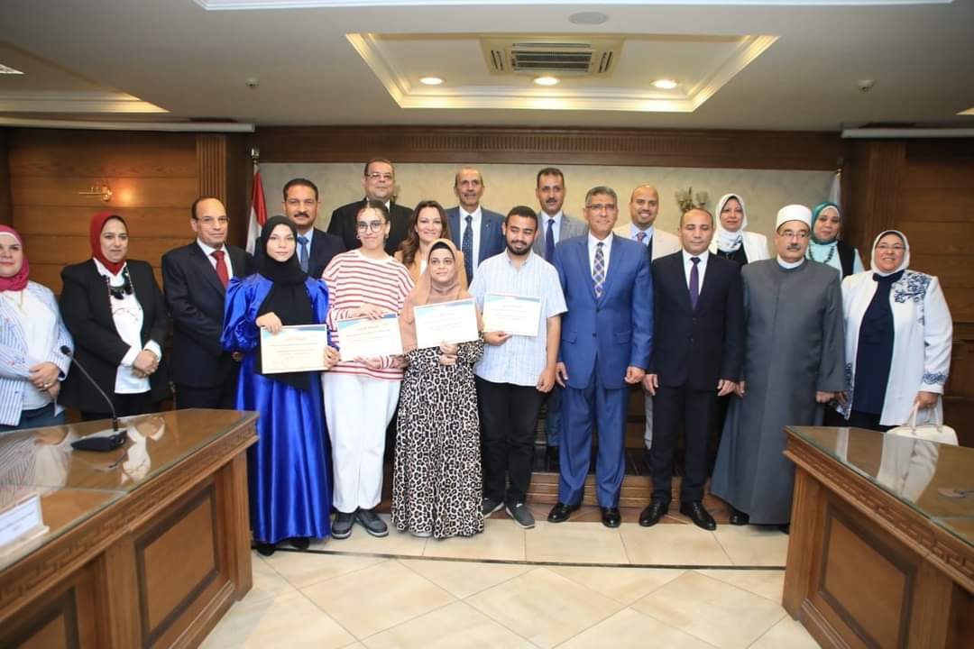 محافظ الجيزة يمنح أوائل الثانوية العامة والأزهرية والدبلومات الفنية أجهزة "لاب توب" وشهادات تقدير