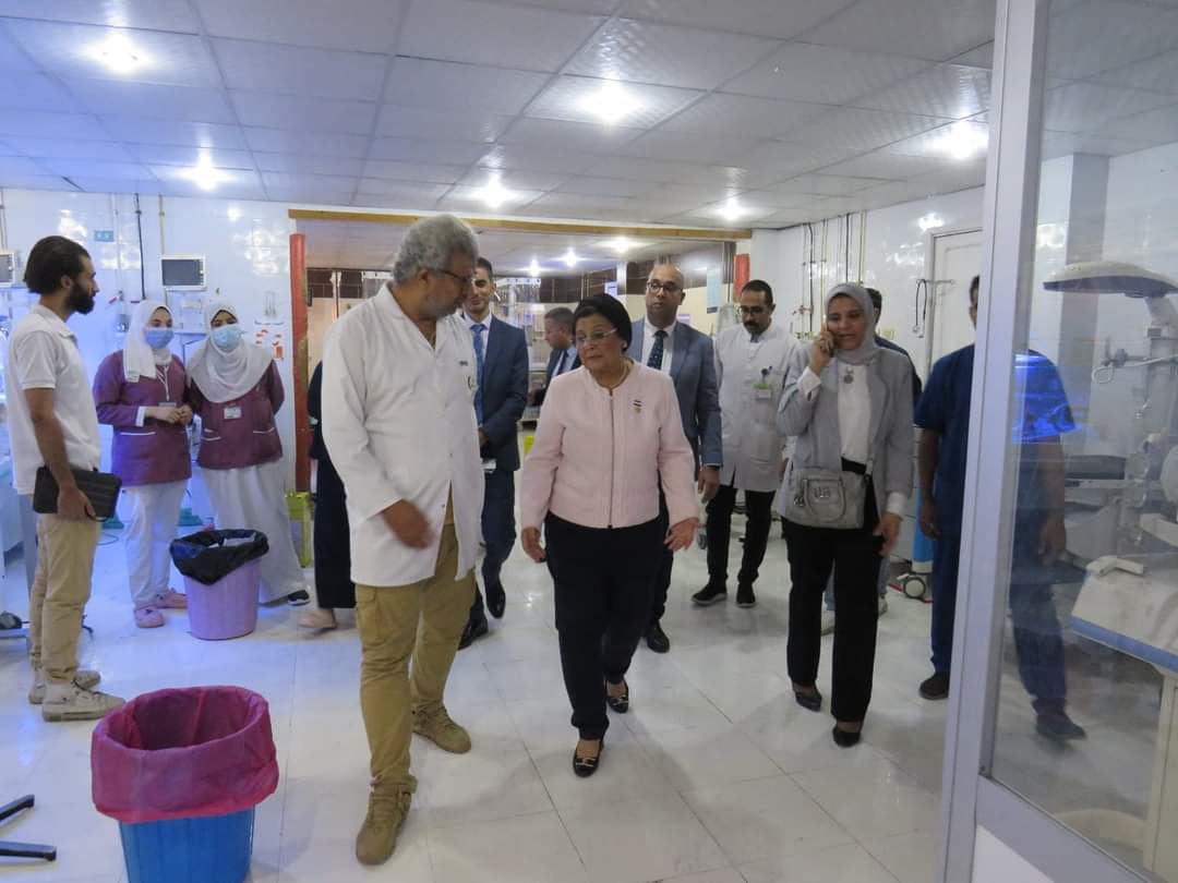 نائب وزير الصحة تتفقد مستشفى قنا العام.. وتوصي بتوفير جهاز تخطيط قلب وآخر للإفاقة بغرفة الولادة الطبيعية