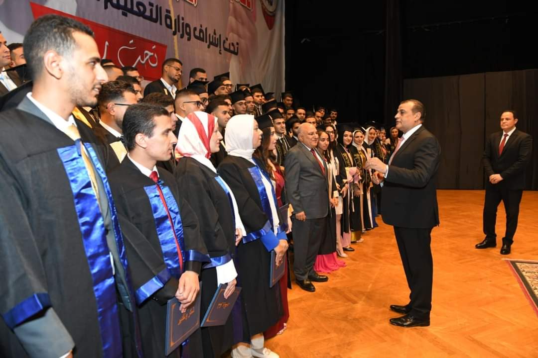 وزير الإنتاج الحربى  يشهد مراسم حفل تخرج الدفعة الخامسة للأكاديمية المصرية للهندسة والتكنولوجيا 