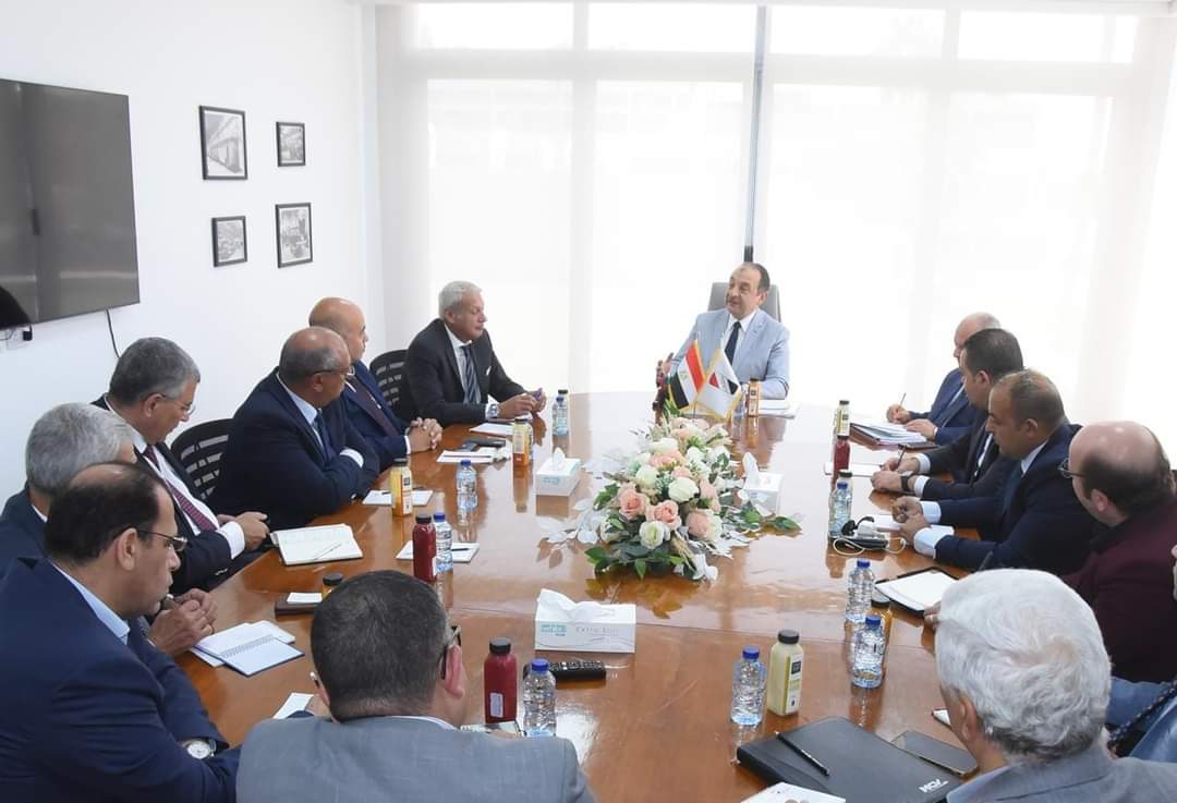 وزير قطاع الأعمال  يبحث مع ممثلي شعبة وسائل النقل باتحاد الصناعات التعاون فى صناعة السيارات