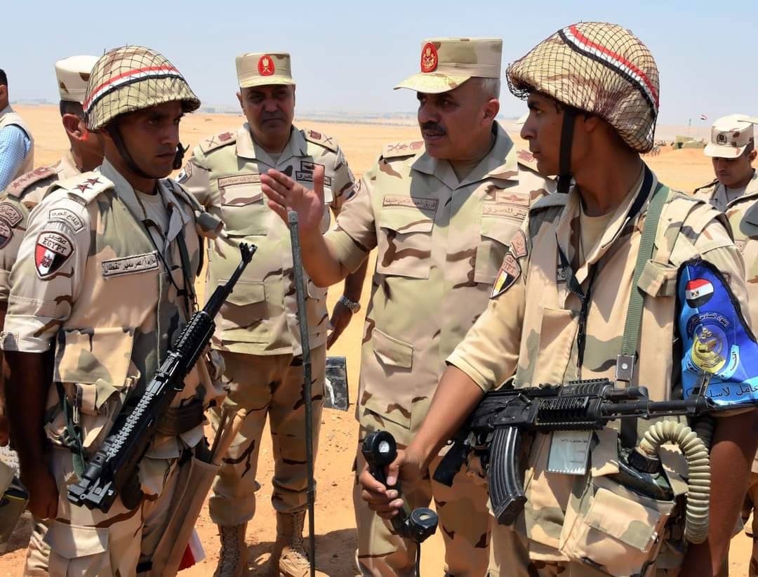 الفريق أحمد خليفة يتفقد إحدى المراحل التدريبية لمشروع تكتيكي بجنود فى الجيش الثالث الميدانى