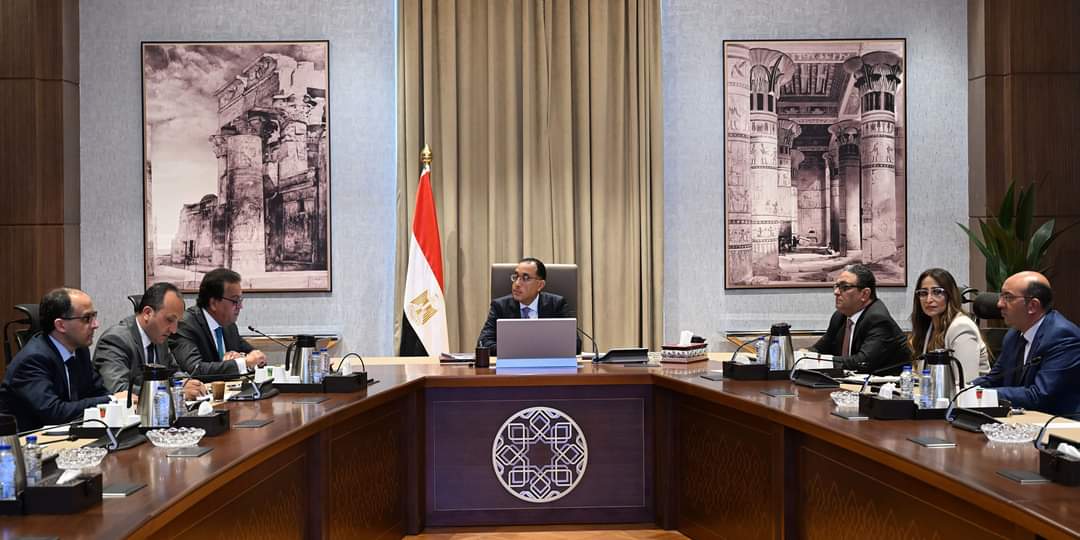 رئيس الوزراء يستعرض محاور المشروع القومى للتنمية البشرية "بداية