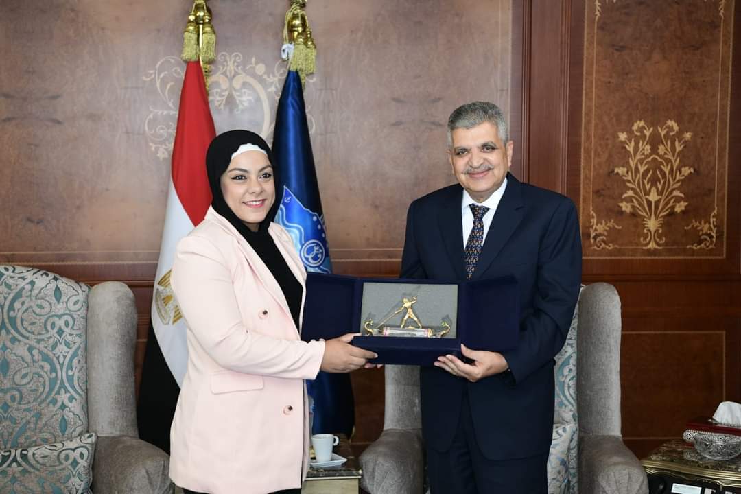 الفريق أسامة ربيع يكرم البطلة الأولمبية "سارة سمير".. ويؤكد دعم قناة السويس لأبطال مصر