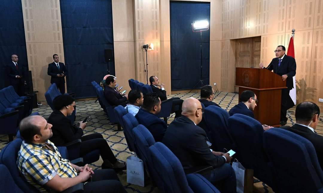 رئيس الوزراء : صياغة حزمة حوافز وحماية اجتماعية.. ليست بالضرورة زيادة المرتبات